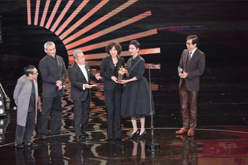 《嘉年華》導演文晏領取最佳導演獎.jpg